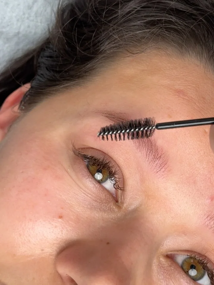 Naturalne brwi wykonane metodą hair stroke